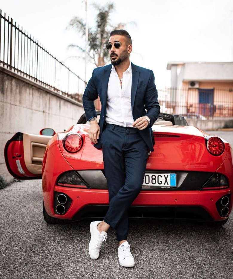 Мужчина в костюме на феррари