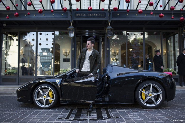 Парень на феррари