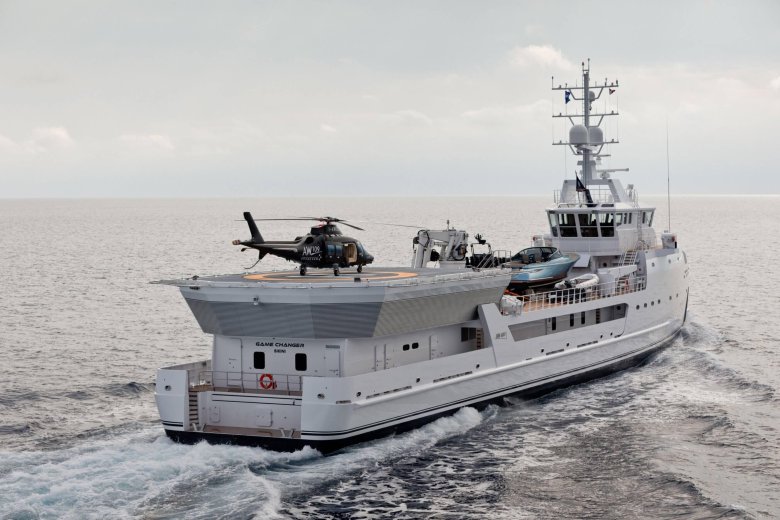 Yacht support vessel