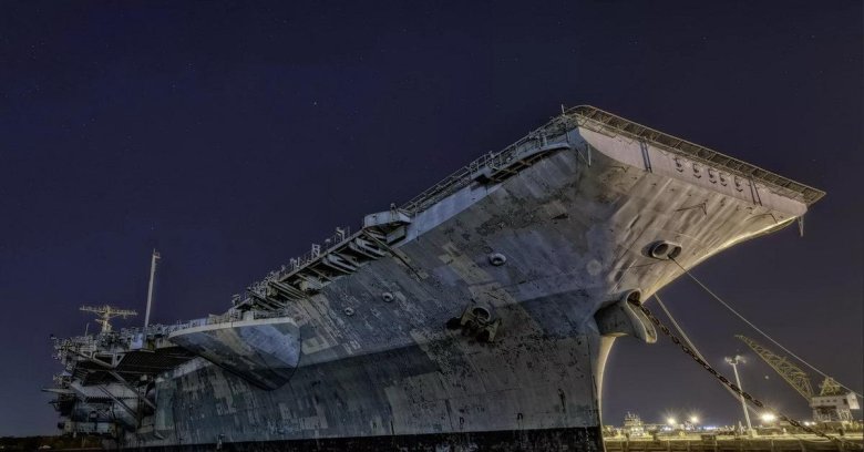 Корабль авианосец