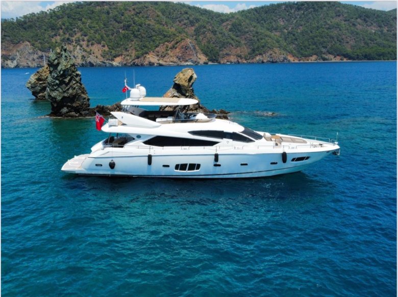 Красивая яхта