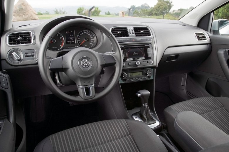 Volkswagen polo sedan 2013 салон