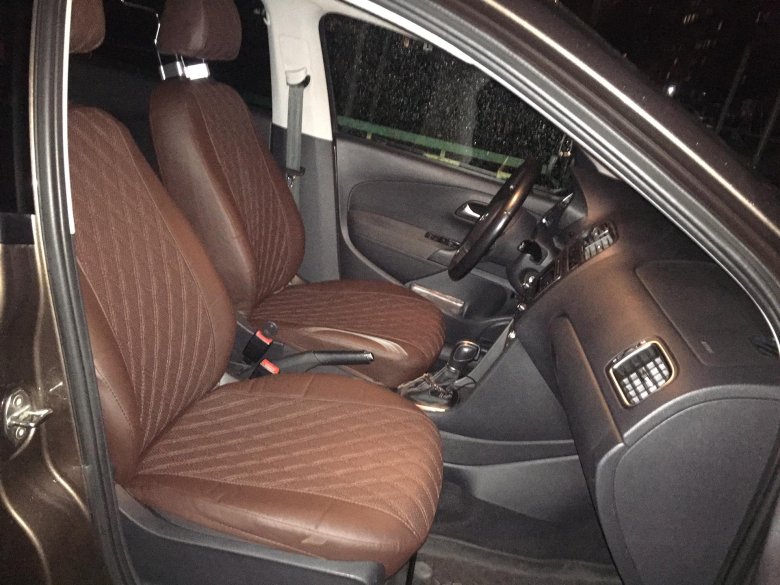 Коричневый салон поло седан