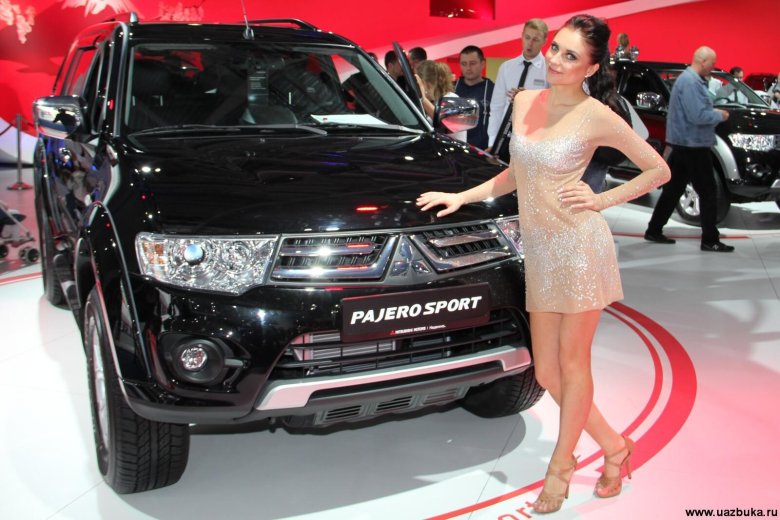 Девушка на выставке