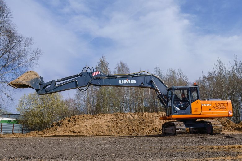 Экскаватор гусеничный umg e225c