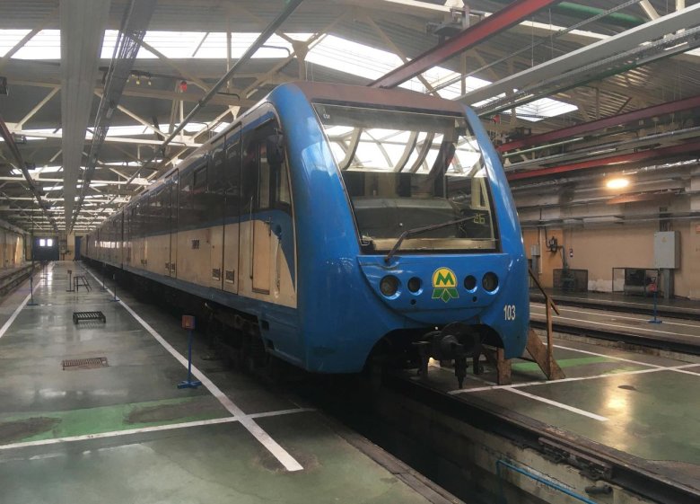 Метро поезд