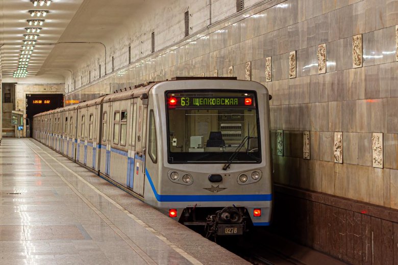 Поезд метро русич
