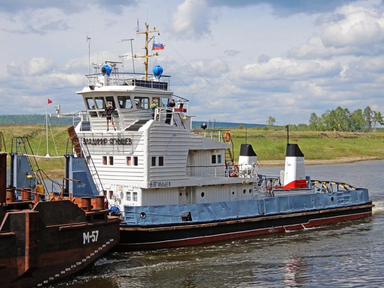 Теплоход буксир-толкач
