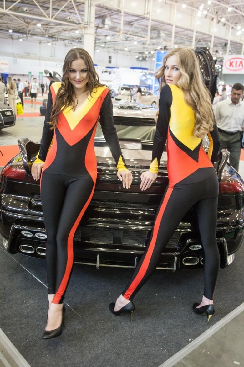 Девушки московского автосалона
