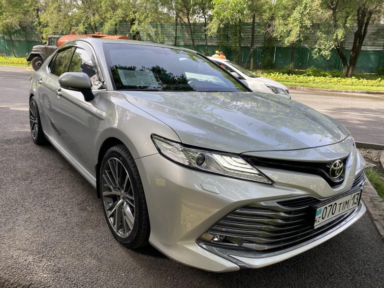 Тойота камри серебристая