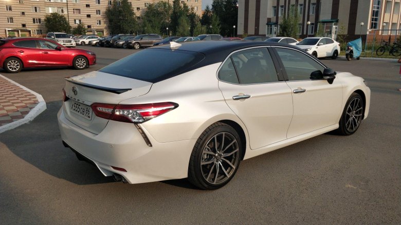 Тойота камри v70 белая