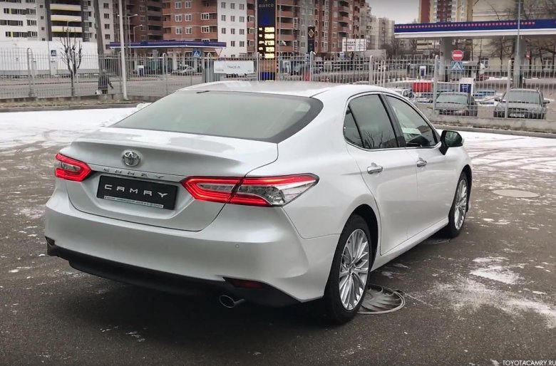 Белый тойота камри
