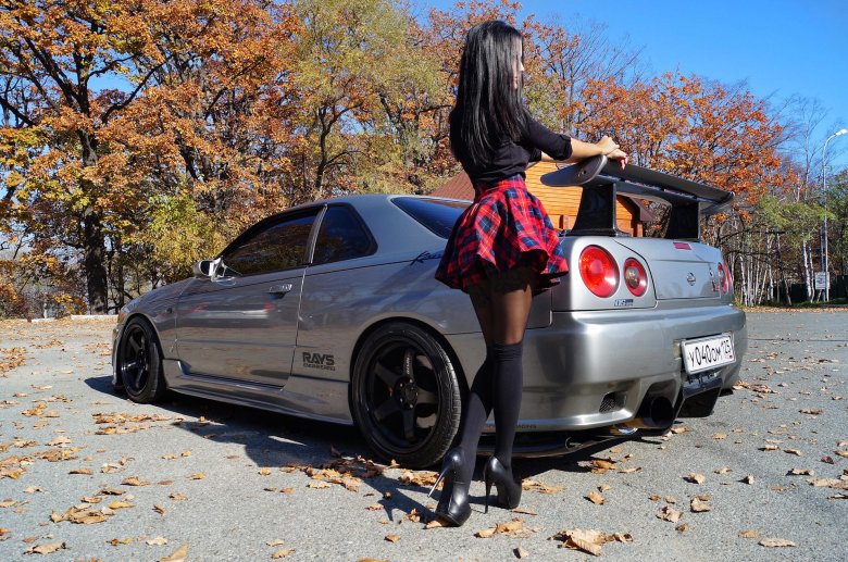 Nissan skyline r34 с девушкой