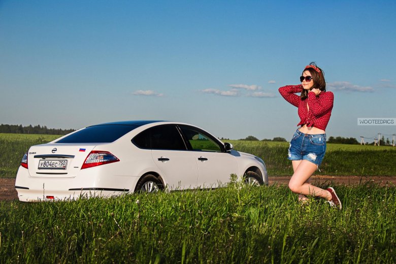 Ниссан теана с девушкой