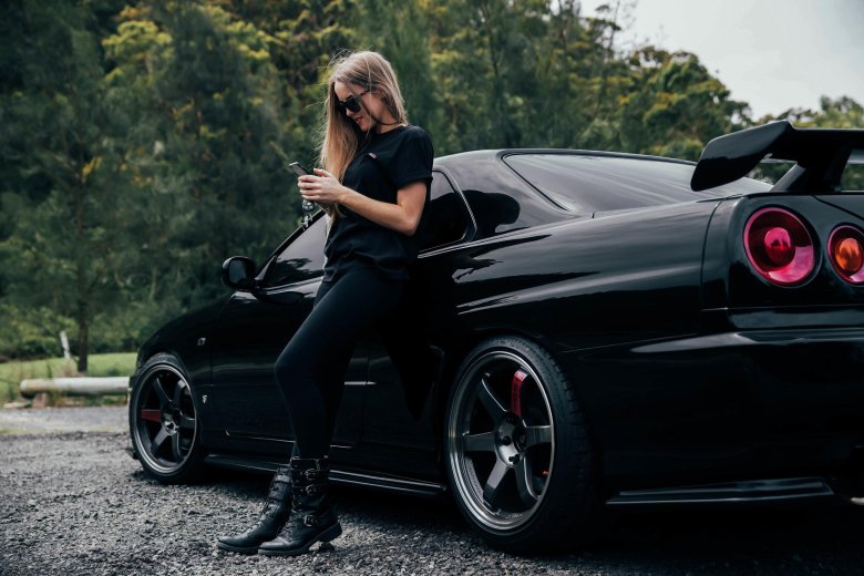 Ниссан скайлайн 34 с девушкой