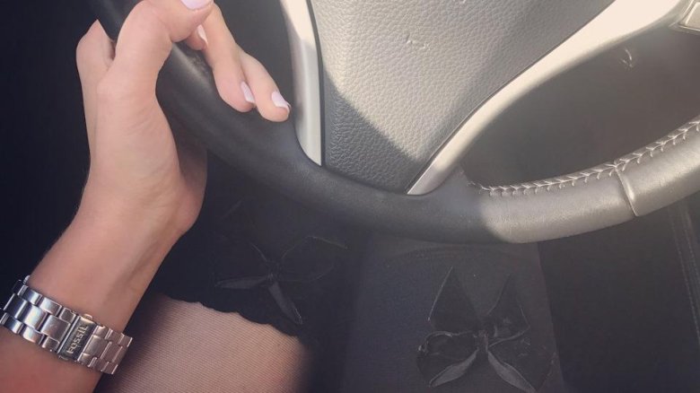 Женская рука на руле