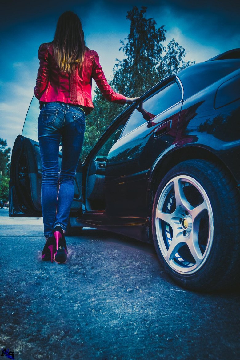 Девушка около машины