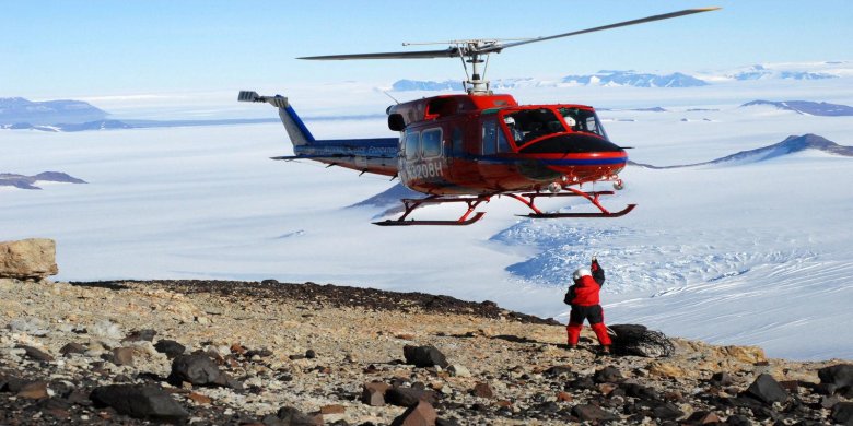 Вертолет в антарктиде