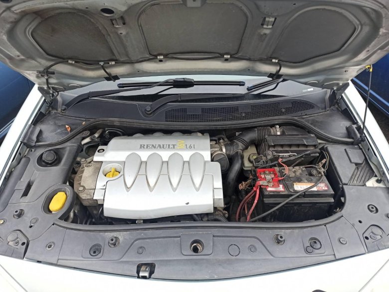Renault megane 2 подкапотное пространство
