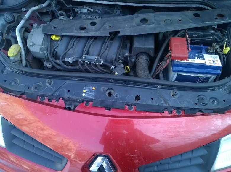 Пластик под капотом рено меган 3