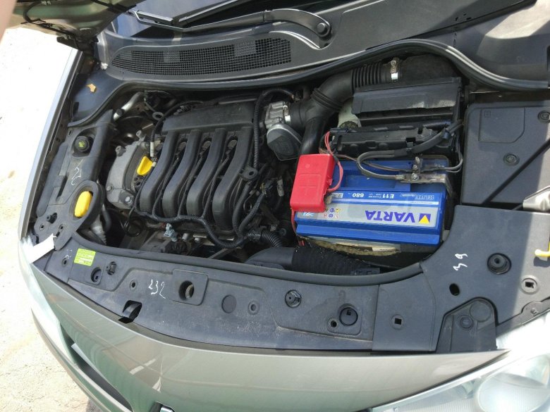 Подкапотный пластик меган 2