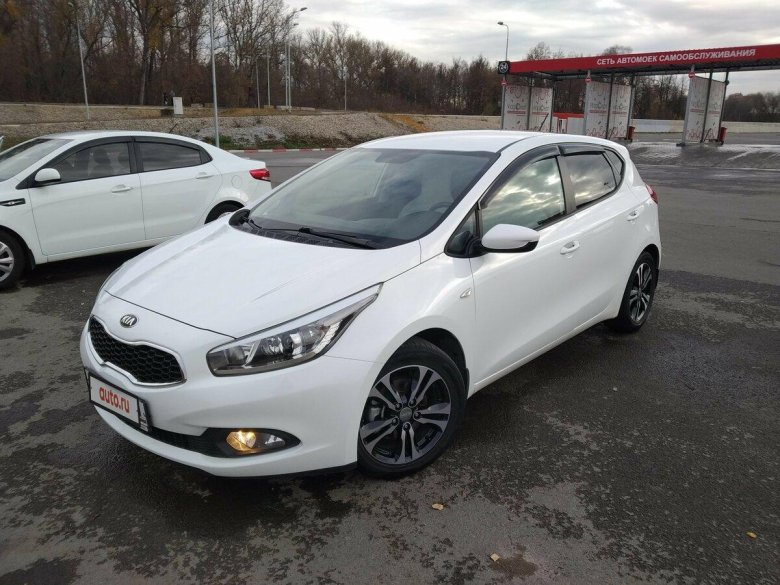 Белый kia ceed 2