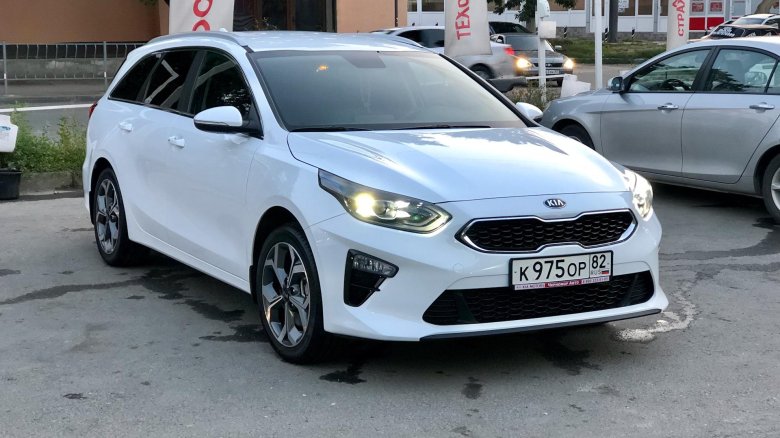 Белый kia ceed sw