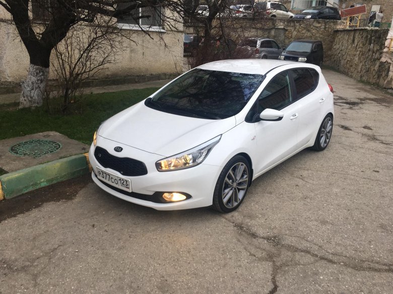 Белый kia ceed 2