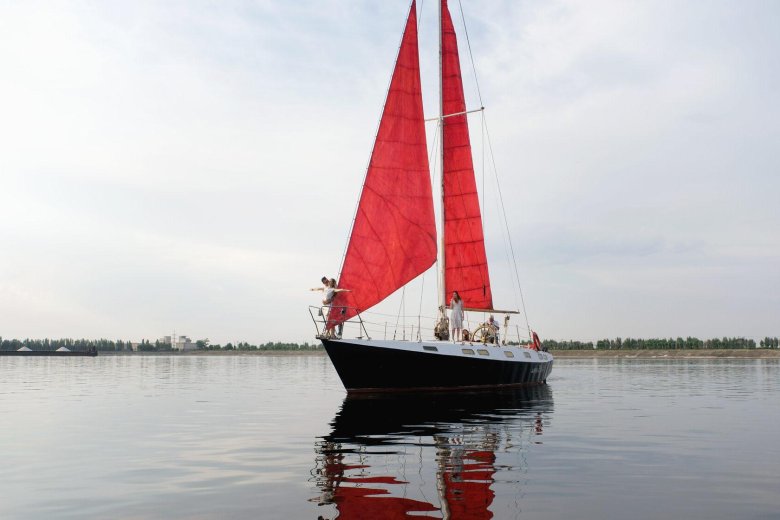 Парусная яхта с алыми парусами