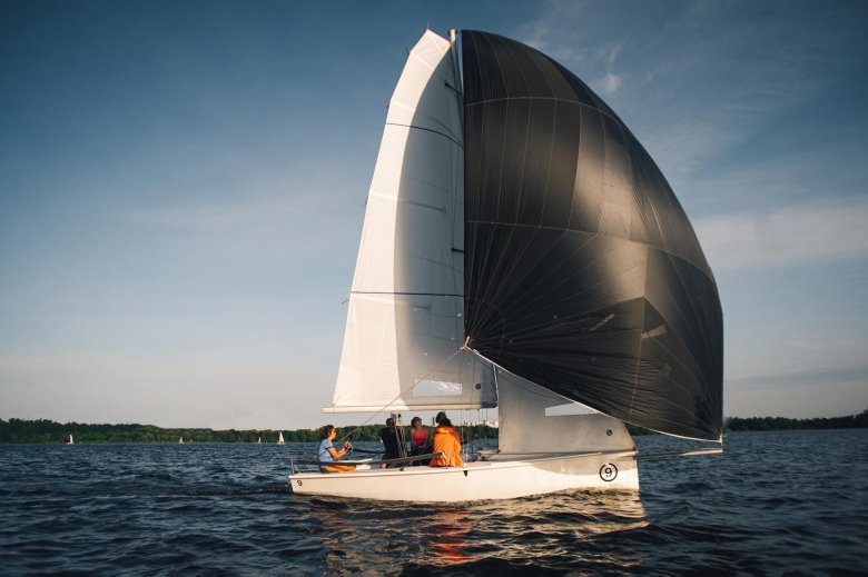 Парусная лодка