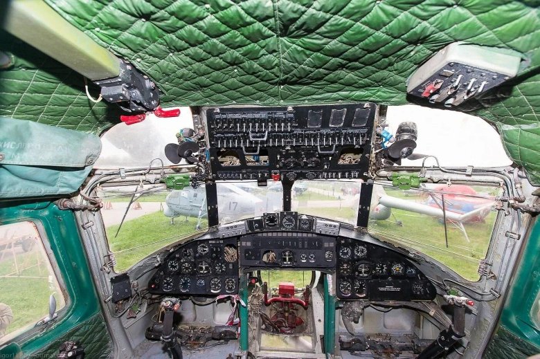 Пилоты в кабине вертолета ми-26