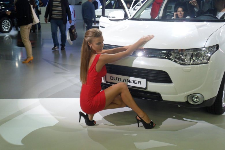 Девушки рекламирующие автомобили