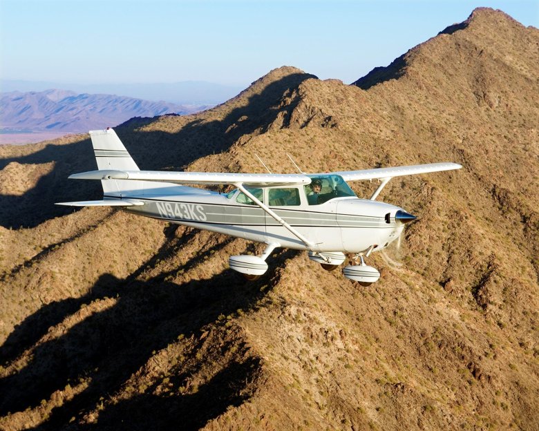 Самолет cessna 172s