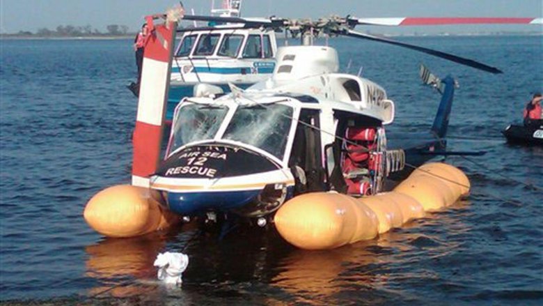 Вертолет на воде