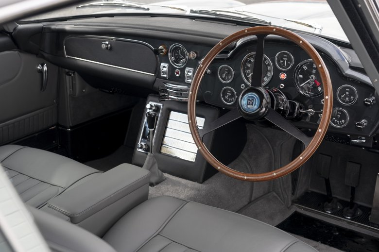 Aston martin db5 салон