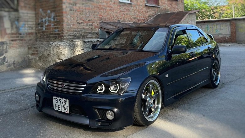 Lexus is 300 и toyota altezza