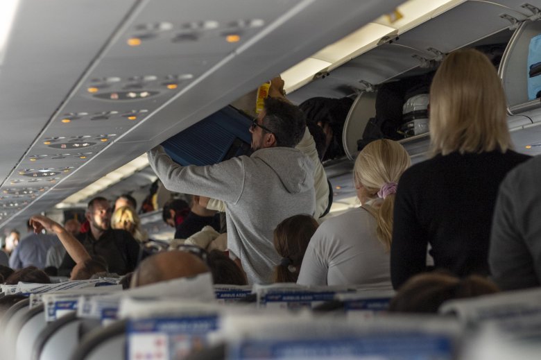 Салон самолета с пассажирами