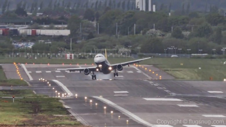 Самолет на полосе