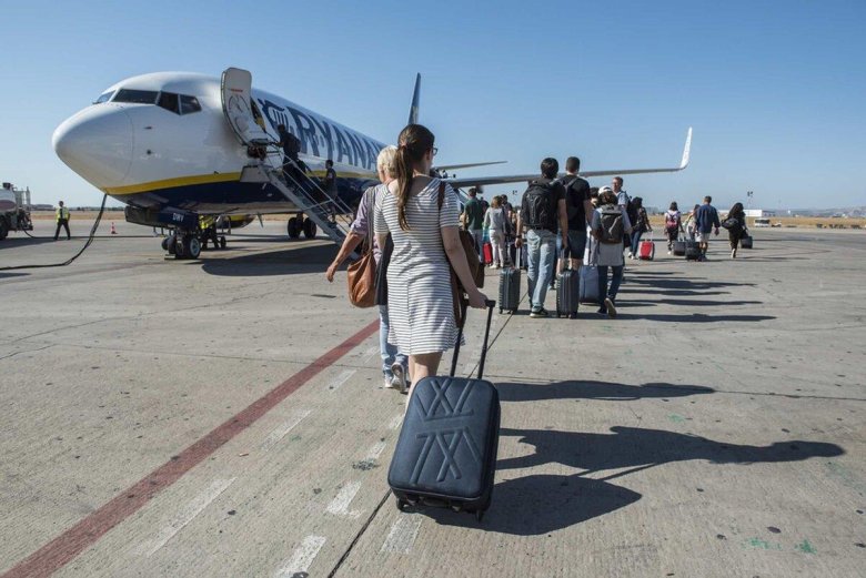 Посадка пассажиров в самолет