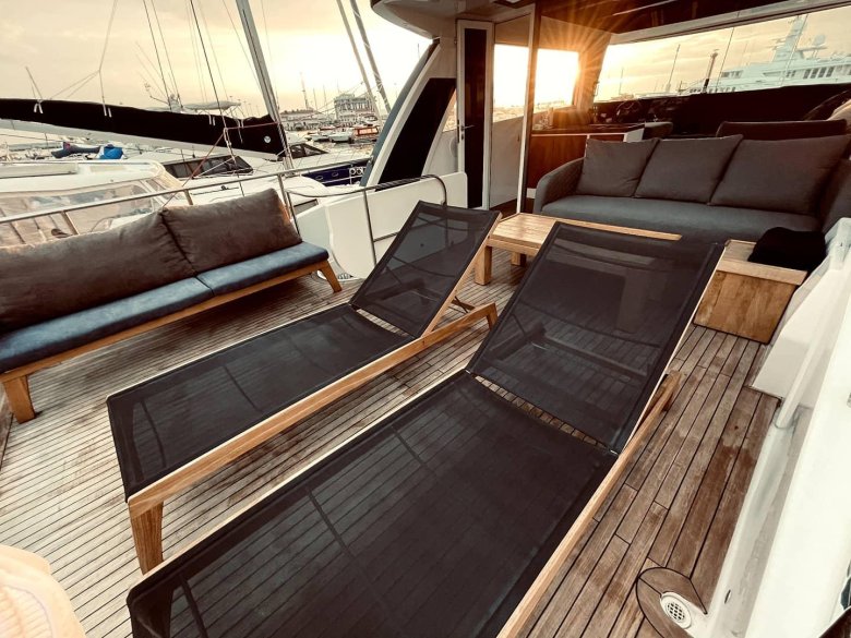 Большая яхта