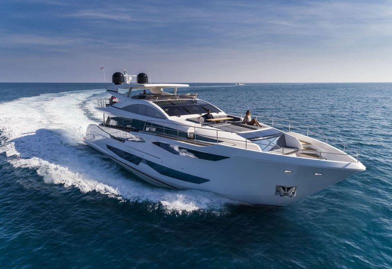 Яхта с парусом luxury