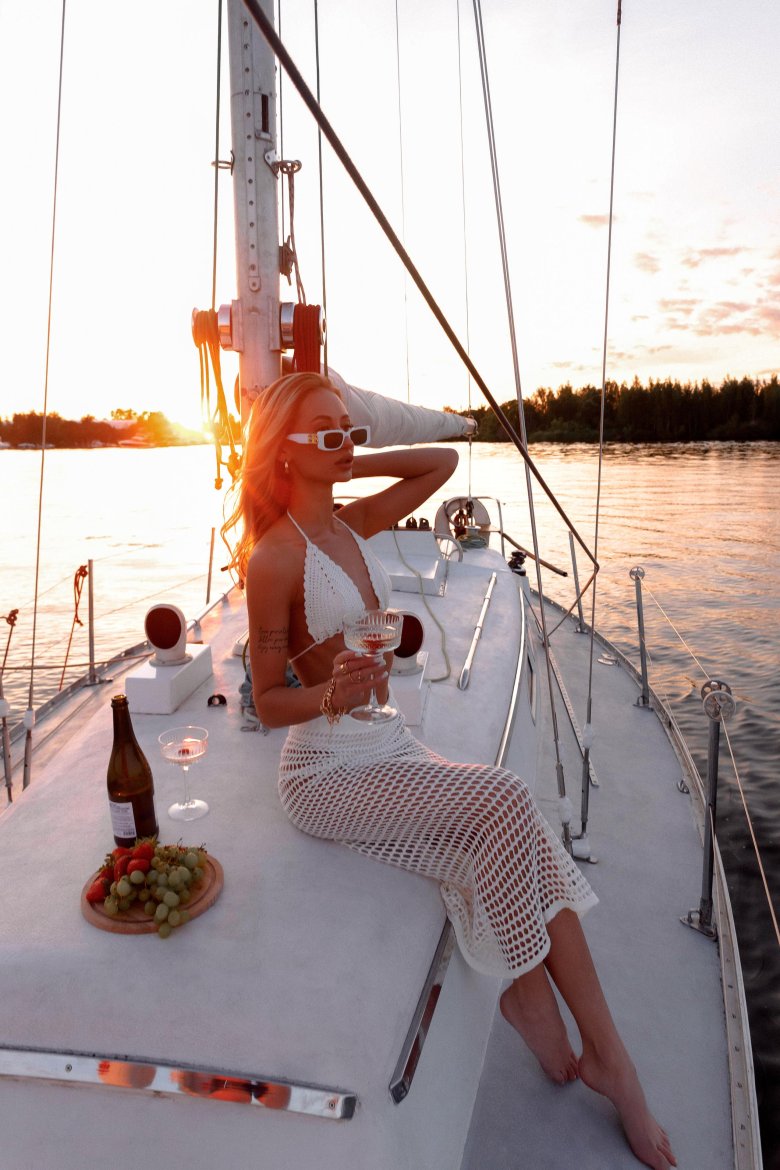 Девушка на яхте