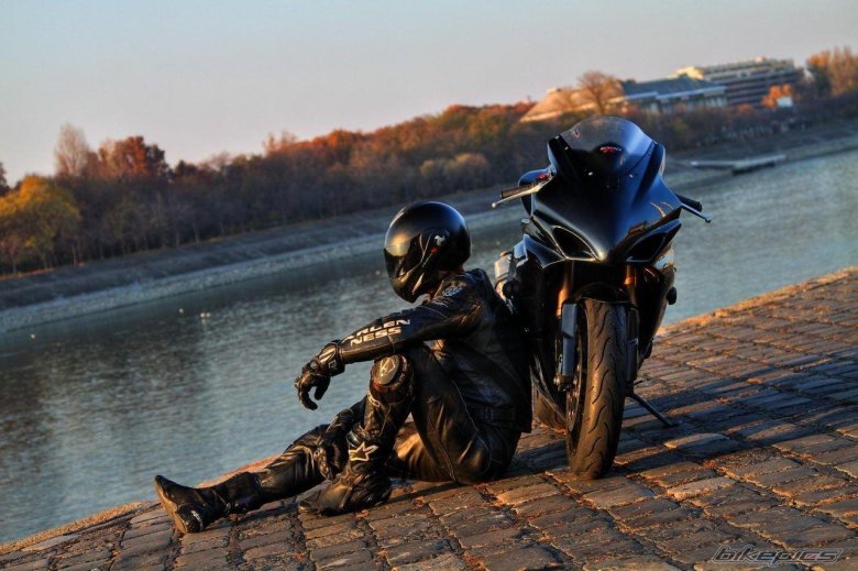 Парень на мотоцикле в шлеме