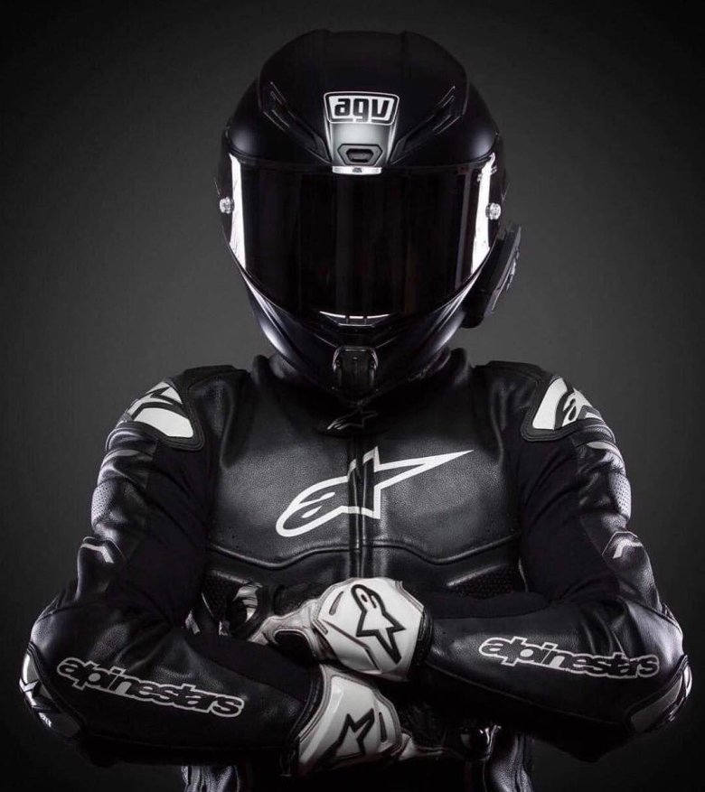 Мотоциклист в экипировке