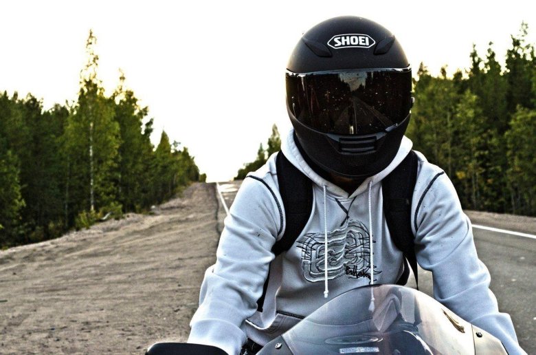 Парень в шлеме