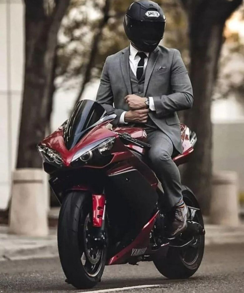 В костюме на мотоцикле