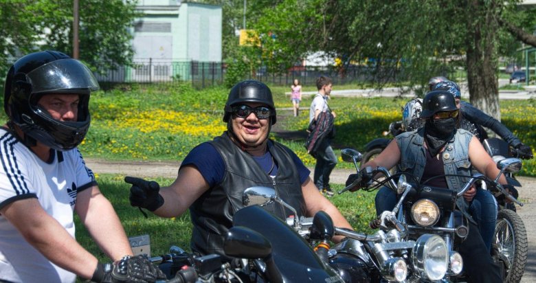 Байкер в шлеме