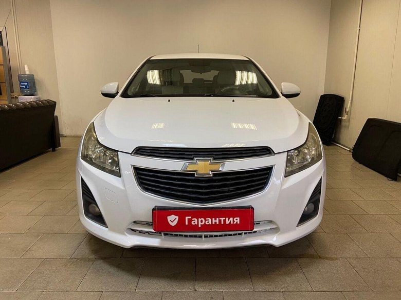 Белый шевроле круз