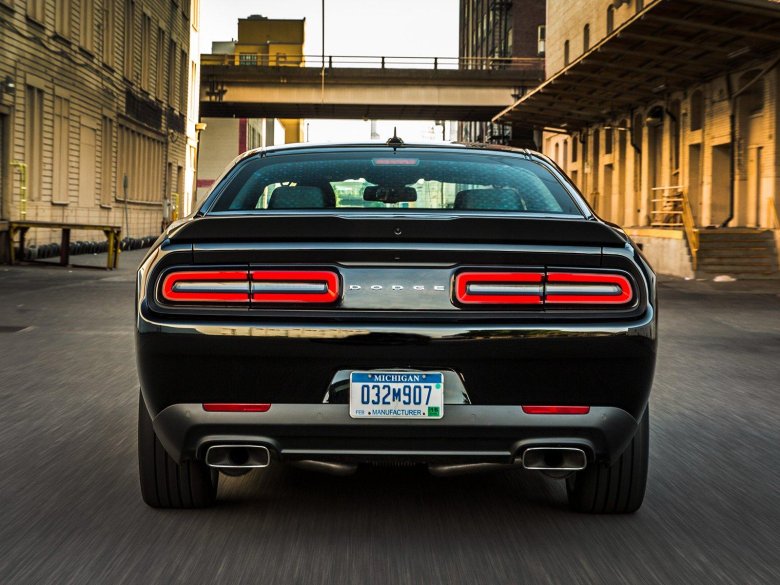Dodge challenger зад