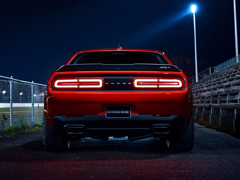 Красный додж челленджер 2018